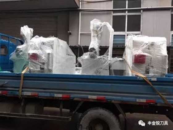 兩臺全自動切鋁機(jī)