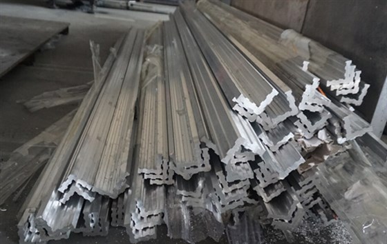 全自動(dòng)鋁合金切割機(jī)尾料都哪里去了？