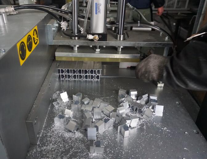 鋁材切割機切割120*20mm鋁型材，實現多根鋸切【河北】