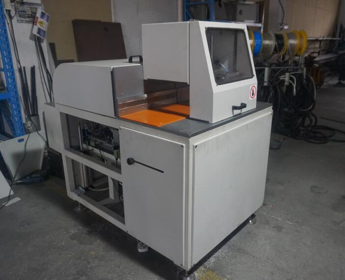 【青島】建筑鋁模板行業(yè)熱購的DS-C500半自動定尺鋸，出自鄧氏精密機械