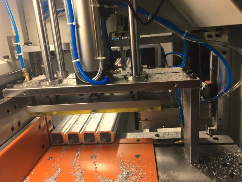 【無錫】選擇鄧氏高效全自動鋁材切割機，用于方形鋁管手機外殼材料切割