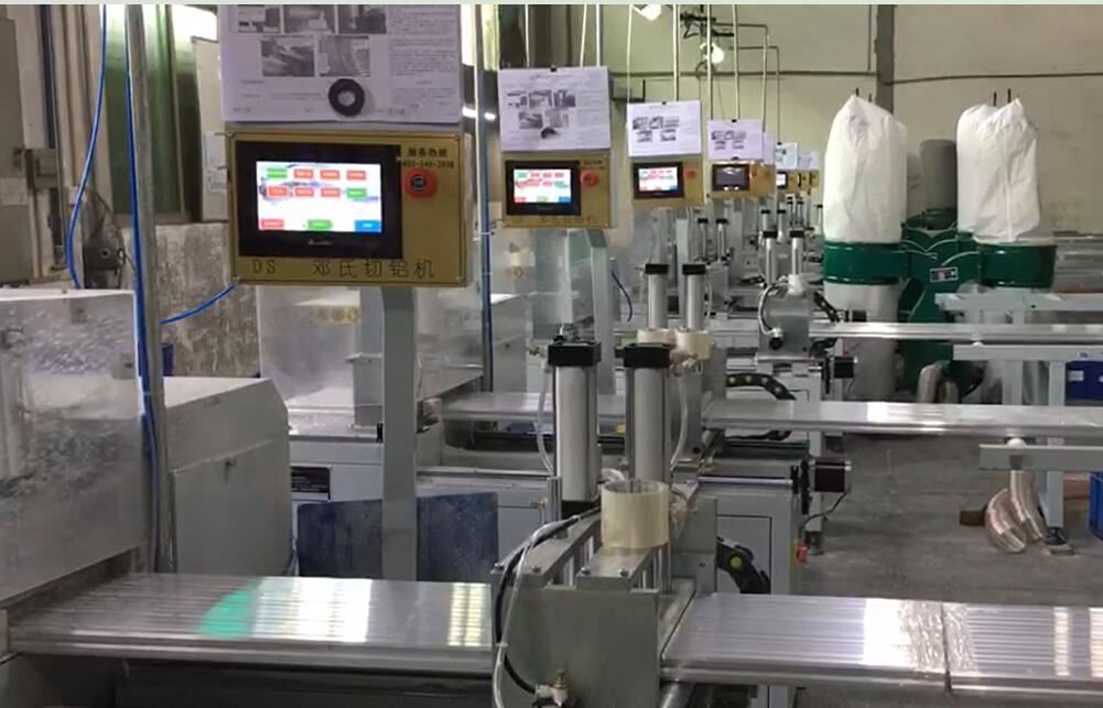 切鋁機客戶使用現場，8臺切鋁設備并切，3人操作