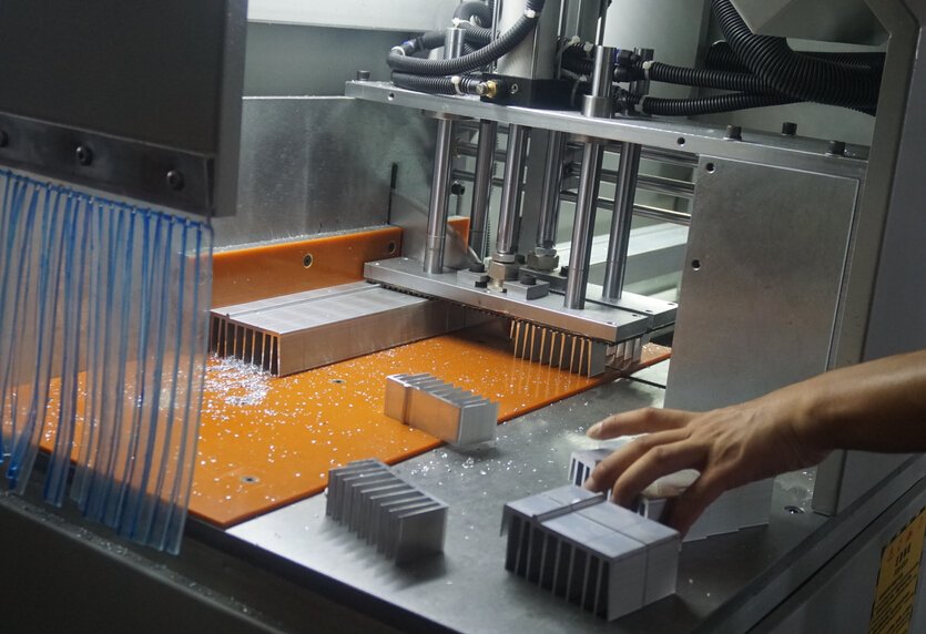 鏡面級(jí)切鋁機(jī)圖片