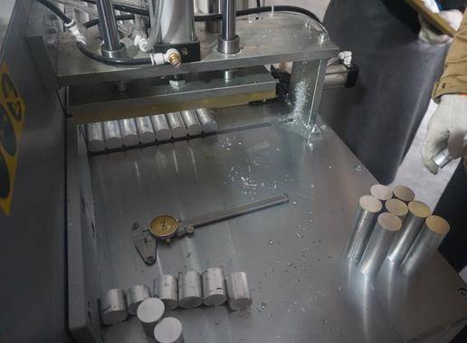 【上?！咳詣愉忎X機切割工業鋁型材100mm直徑鋁棒